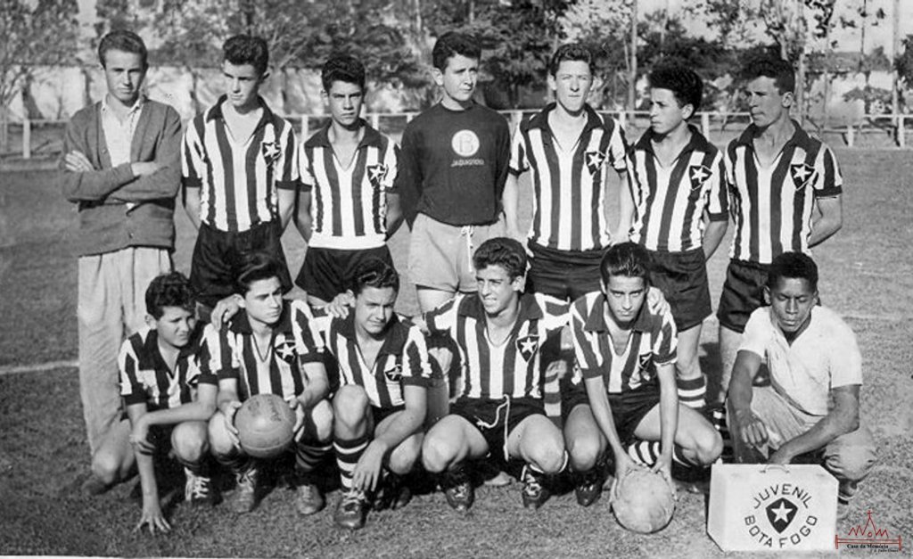 Antiga Bola De Futebol Deitada No Capim Para O Futebol De Rua