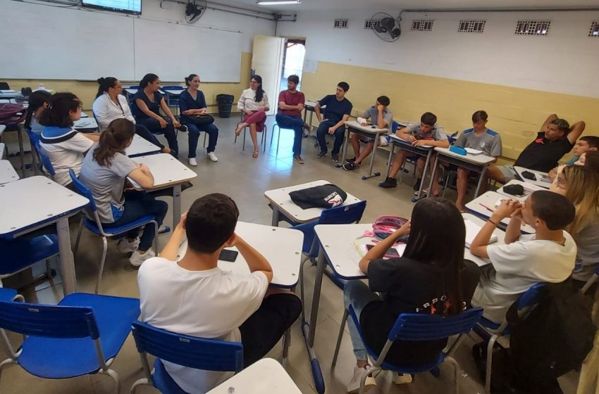 PAT REALIZA PALESTRAS DE ORIENTAÇÃO PROFISSIONAL EM ESCOLAS DE JAGUARIÚNA