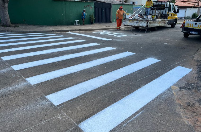 MOBILIDADE URBANA REALIZA PINTURA DE SINALIZAÇÃO DE SOLO NO JARDIM IMPERIAL NESTA TERÇA