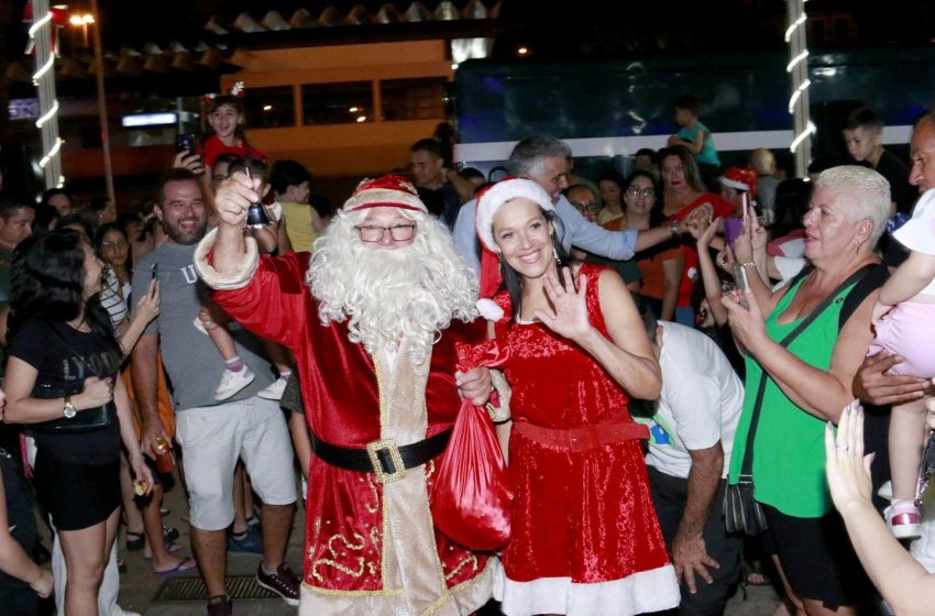 PAPAI NOEL CHEGA DE MARIA FUMAÇA NO CENTRO CULTURAL DE JAGUARIÚNA