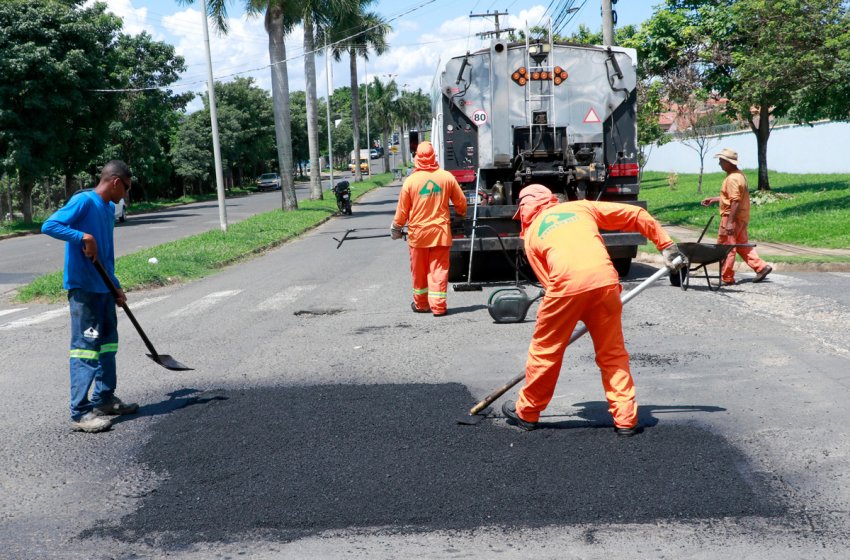 OBRAS REALIZA OPERAÇÃO TAPA-BURACOS EM VIAS DA CIDADE NESTA QUINTA