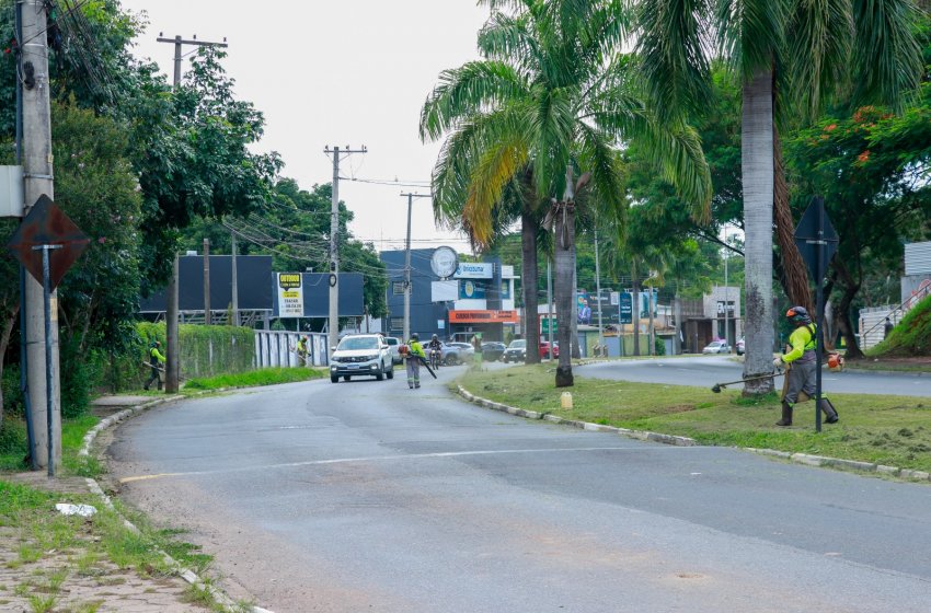 SECRETARIA DE OBRAS REALIZA SERVIÇOS DE ROÇAGEM NESTA SEGUNDA