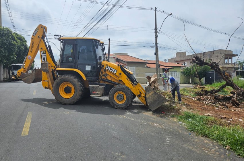 PREFEITURA REALIZA RETIRADA DE ENTULHO E GALHOS 