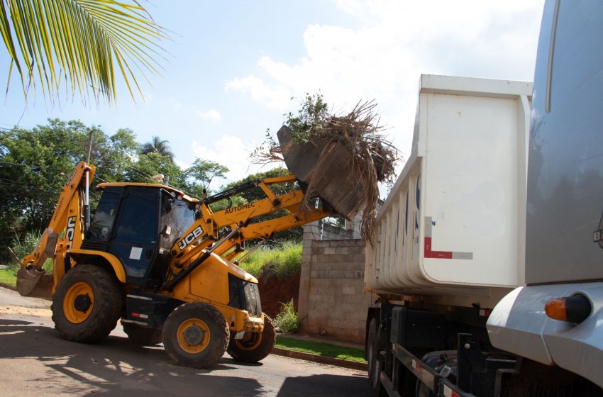 PREFEITURA REALIZA RETIRADA DE ENTULHO E GALHOS NESTA SEGUNDA