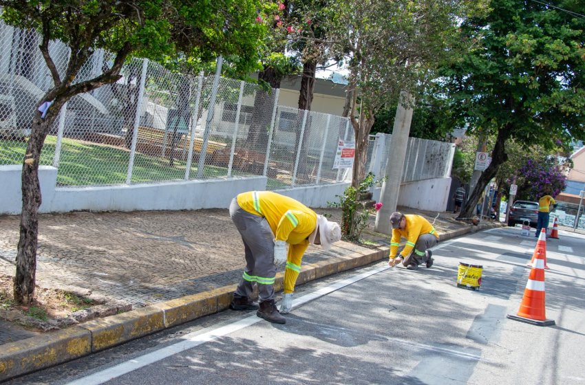 MOBILIDADE REALIZA PINTURA DE SINALIZAÇÃO DE SOLO EM FRENTE DA ESCOLA AMÂNCIO BUENO