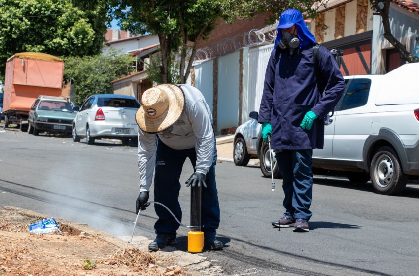 OBRAS REALIZA DEDETIZAÇÃO DE BUEIROS EM VÁRIOS BAIRROS