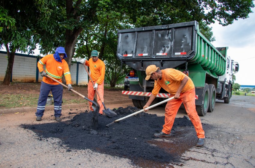 PREFEITURA REALIZA OPERAÇÃO TAPA-BURACOS EM VÁRIOS BAIRROS DA CIDADE