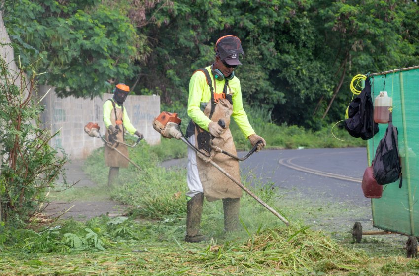 SECRETARIA DE OBRAS REALIZA ROÇAGEM NA ESTRADA DO JAPONÊS