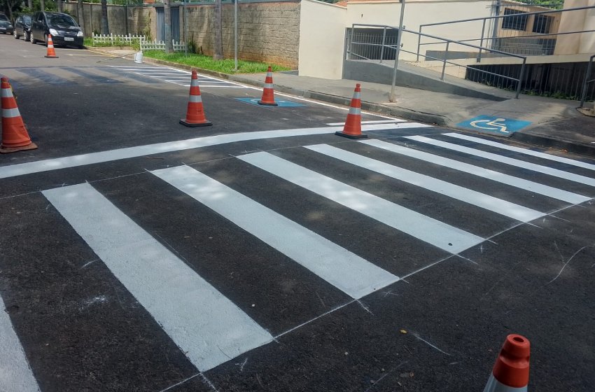 MOBILIDADE REALIZA SINALIZAÇÃO DE EMBARQUE E DESEMBARQUE EM ESCOLA DO GUEDES