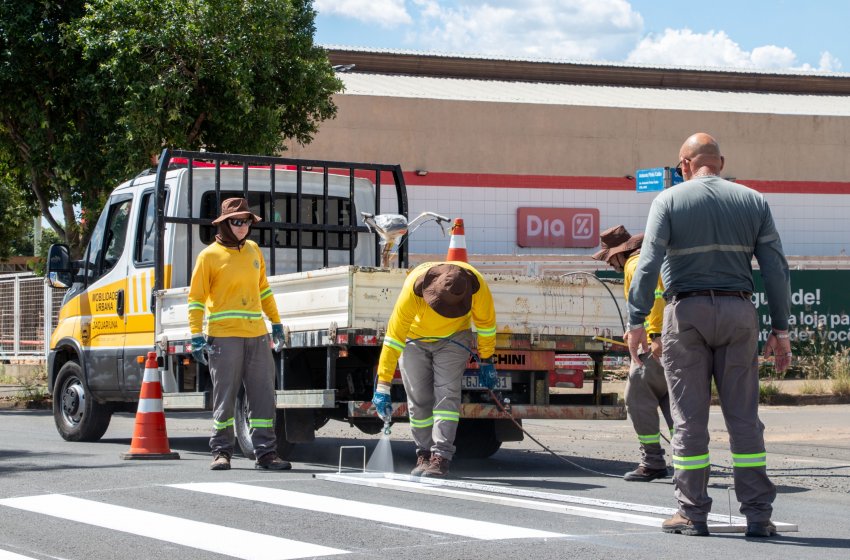 PREFEITURA REFORÇA SINALIZAÇÃO DE SOLO EM AVENIDA