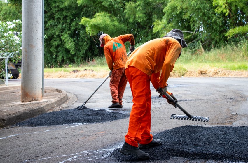 PREFEITURA REALIZA OPERAÇÃO TAPA-BURACOS EM VÁRIAS VIAS NESTA SEGUNDA