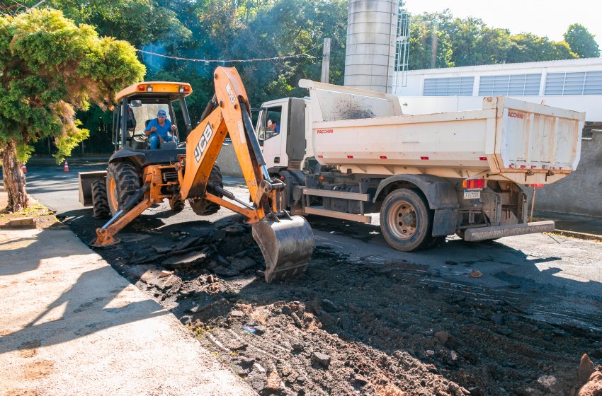 SECRETARIA DE OBRAS REALIZA MANUTENÇÃO NO ASFALTO DE RUA DO PARQUE DOS IPÊS HOJE 