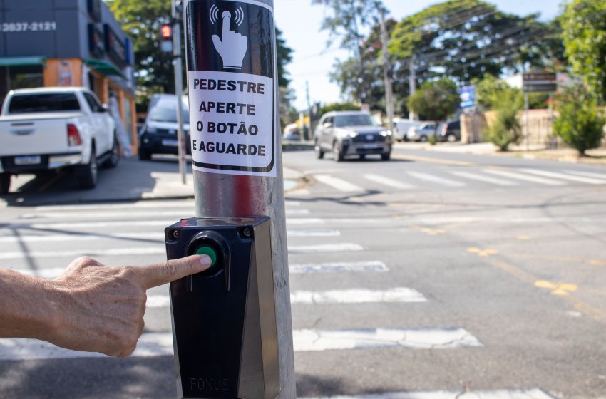 JAGUARIÚNA INSTALA BOTOEIRAS EM SEMÁFOROS PARA AUMENTAR SEGURANÇA DE PEDESTRES NO CENTRO
