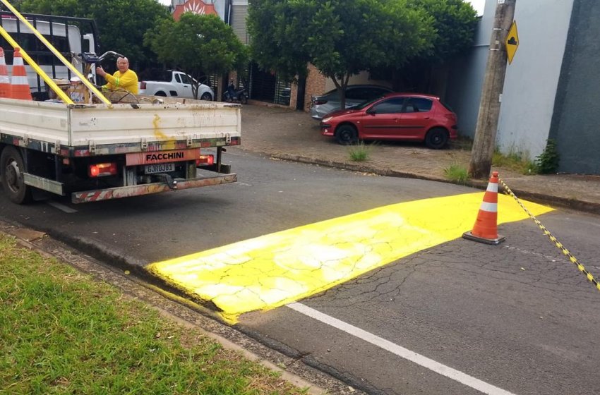 PREFEITURA REVITALIZA PINTURA EM LOMBADAS NA AV RINALDI 