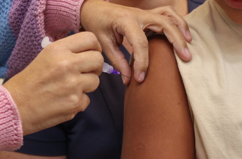 1º DIA DE CAMPANHA APLICA 60 DOSES DE VACINA EM ALUNOS DAS ESCOLAS MUNICIPAIS