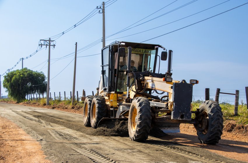 PREFEITURA REALIZA MANUTENÇÃO NA ESTRADA DA MOTOROLA