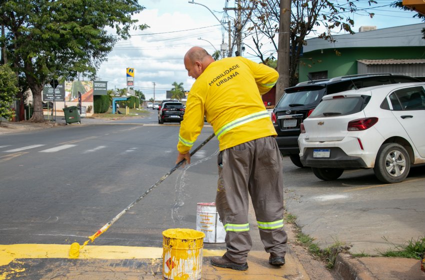 MOBILIDADE URBANA REALIZA PINTURA DE LOMBADAS NA RUA MARANHÃO