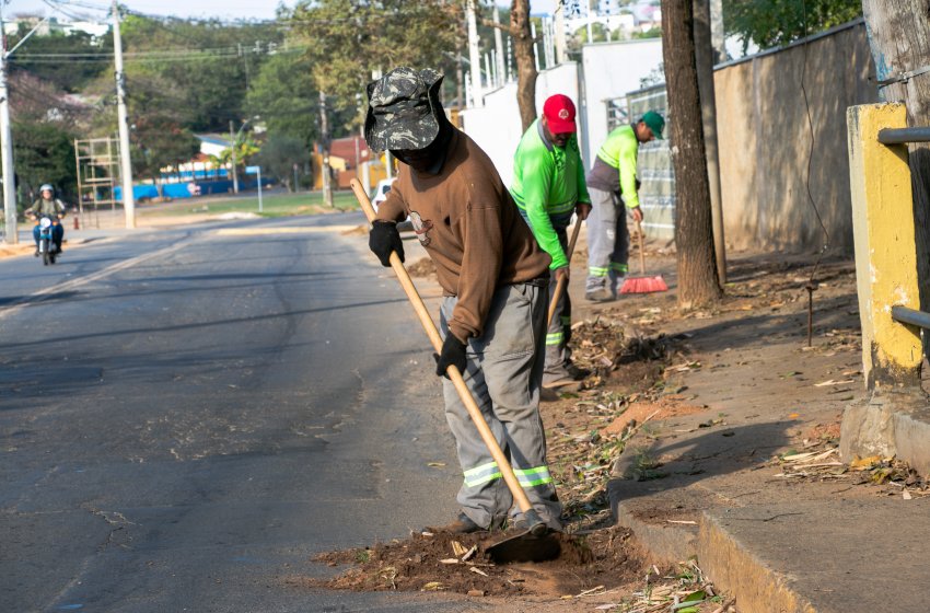 SECRETARIA DE OBRAS REALIZA LIMPEZA DE GUIAS E SARJETAS EM JAGUARIÚNA NESTA TERÇA