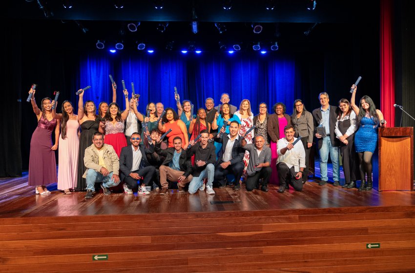 ALUNOS DO CEJA E DA ETEC CELEBRAM FORMATURA EM CERIMÔNIA NO TEATRO MUNICIPAL
