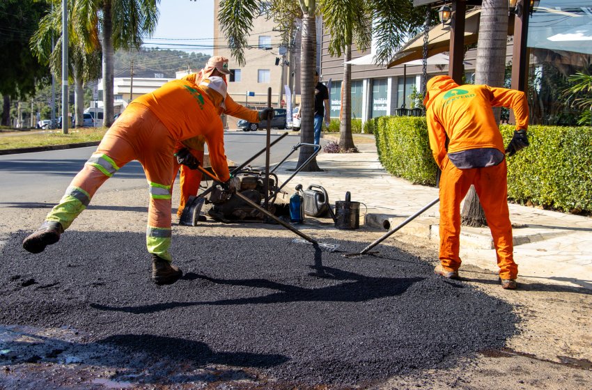 PREFEITURA REALIZA OPERAÇÃO TAPA-BURACOS NESTA SEXTA