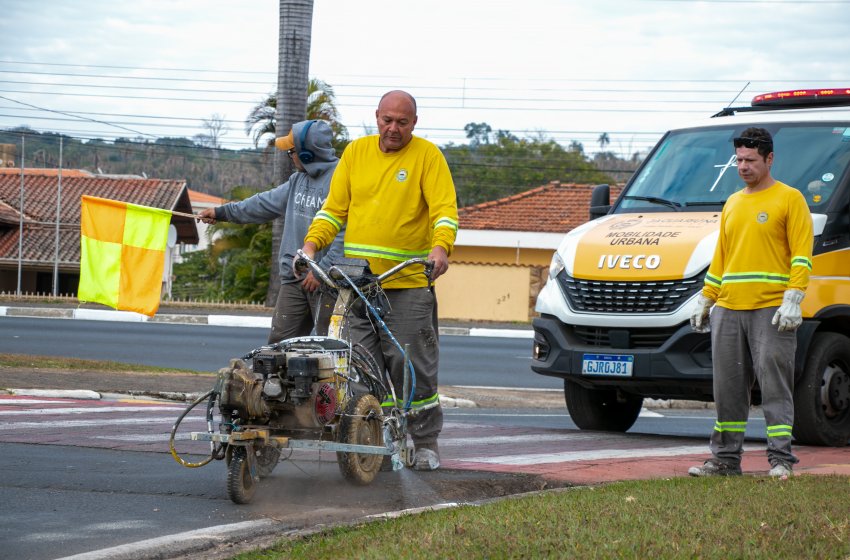 MOBILIDADE URBANA REALIZA PINTURA DE GUIAS NA AVENIDA MARGINAL