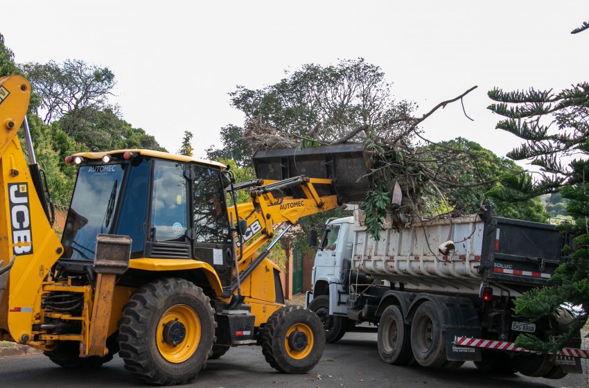 SECRETARIA DE OBRAS REALIZA SERVIÇOS DE CATA-ENTULHO NESTA QUINTA
