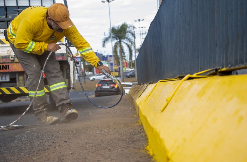 MOBILIDADE PINTA PONTE DO NASSIF E FAIXAS DE PEDESTRE NA AVENIDA ANTÔNIO PINTO CATÃO