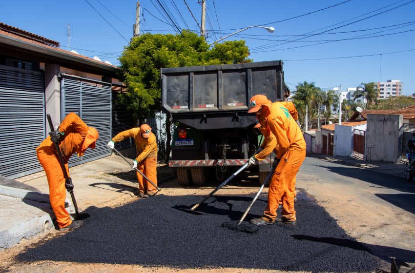 PREFEITURA REALIZA OPERAÇÃO TAPA-BURACOS NESTA SEXTA