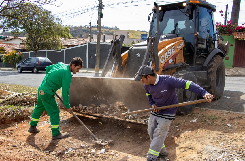 PREFEITURA REALIZA SERVIÇOS DE CATA-ENTULHO NESTA SEGUNDA