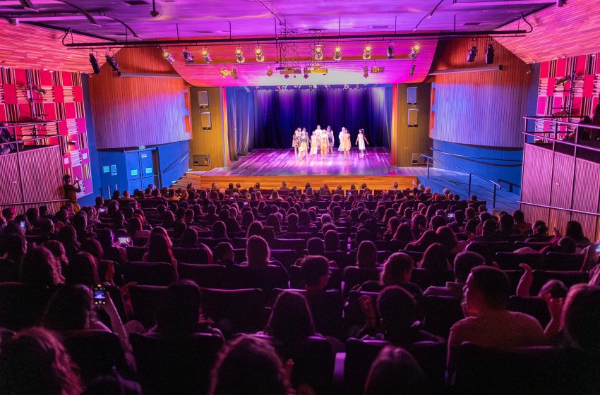 JAGUARIÚNA CELEBRA 71 ANOS COM ESPETÁCULO DA ESCOLA DAS ARTES NO TEATRO DONA ZENAIDE