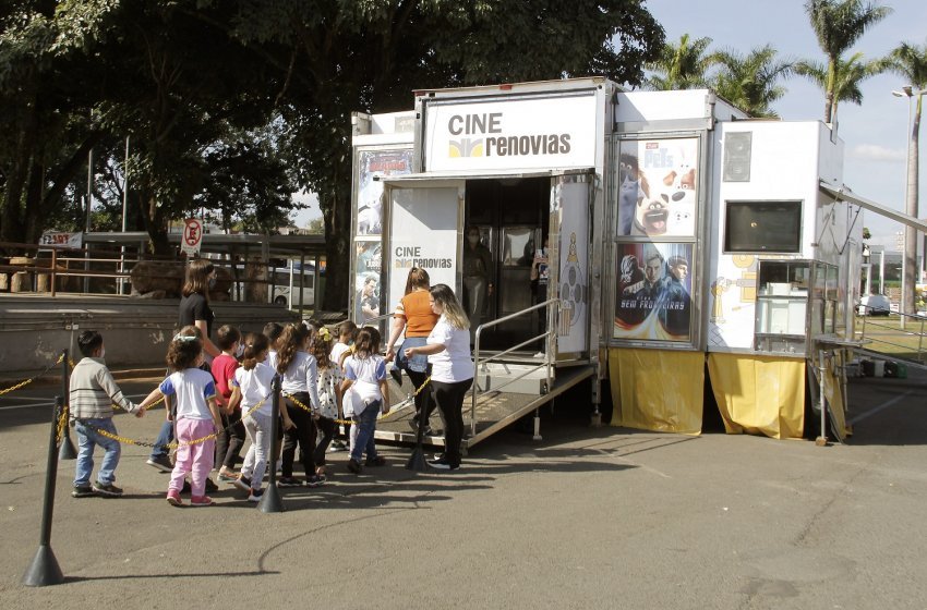 CINE RENOVIAS LEVA EXPERIÊNCIA CINEMATOGRÁFICA PARA ALUNOS DE JAGUARIÚNA