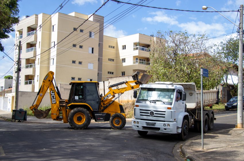 PREFEITURA REALIZA SERVIÇOS DE CATA-ENTULHO NESTA QUINTA