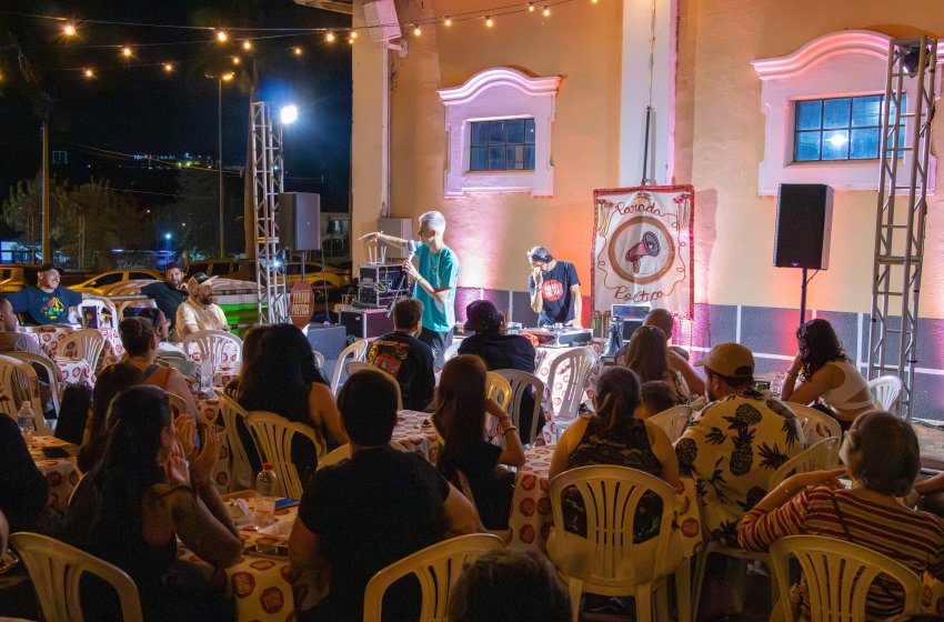  ‘PARADA POÉTICA’ MOVIMENTA O CENTRO CULTURAL