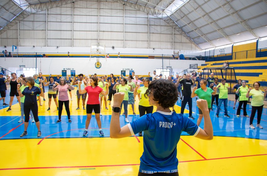IDOSOS DE JAGUARIÚNA PARTICIPAM DE ATIVIDADES NO AZULÃO