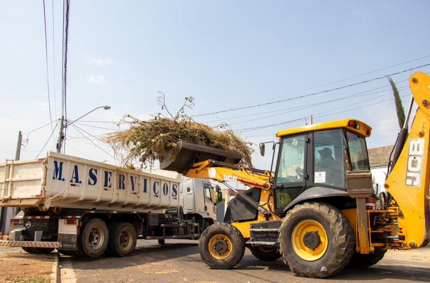 PREFEITURA REALIZA SERVIÇOS DE CATA-ENTULHO EM VÁRIOS BAIRROS NESTA TERÇA
