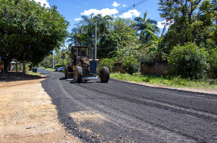 PREFEITURA REALIZA MANUTENÇÃO EM ESTRADA DO BAIRRO FLORESTA