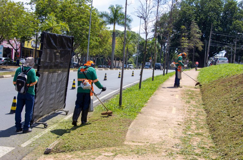 PREFEITURA REALIZA SERVIÇOS DE ROÇAGEM NESTA TERÇA