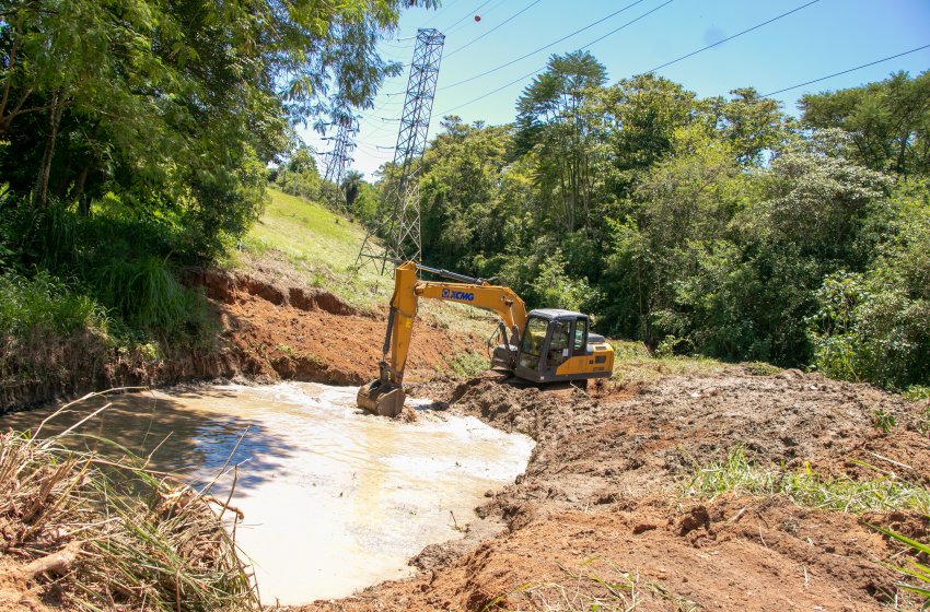 SECRETARIA DE OBRAS REALIZA TRABALHO DE PREVENÇÃO DE ALAGAMENTOS