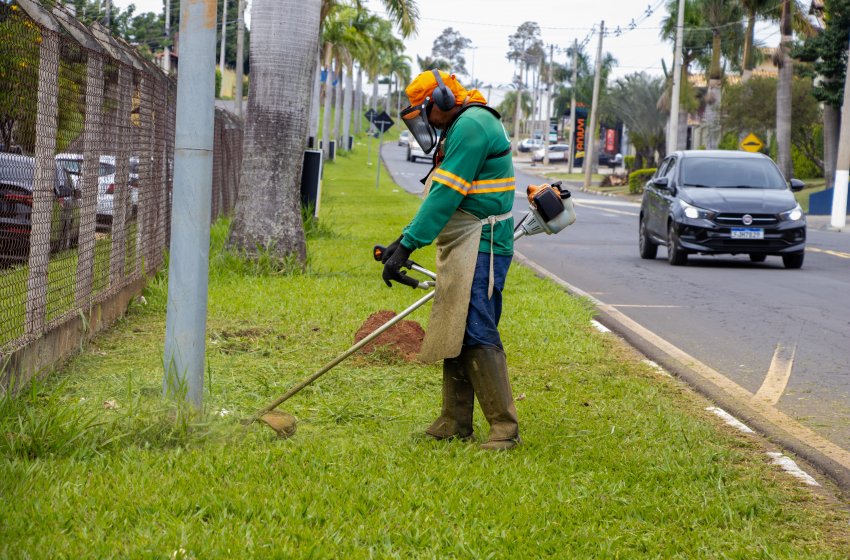 PREFEITURA REALIZA SERVIÇOS DE ROÇAGEM NESTA SEXTA