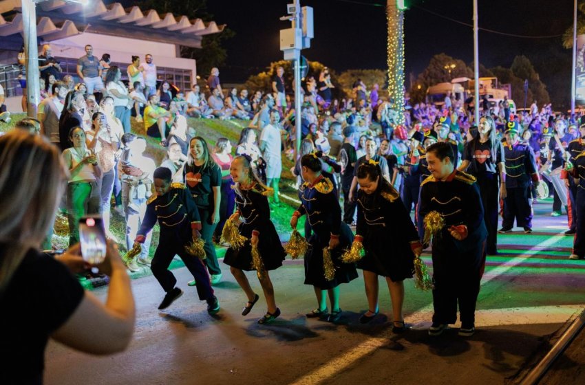HOJE TEM PARADA DE NATAL NO CENTRO CULTURAL DE JAGUARIÚNA