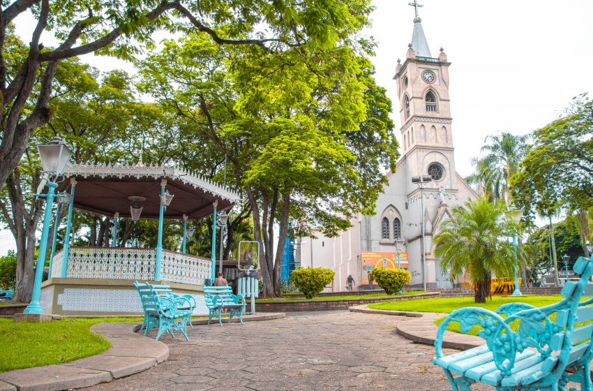  FEIRA NOTURNA DE JAGUARIÚNA TEM EDIÇÕES DE NATAL NA PRAÇA UMBELINA BUENO