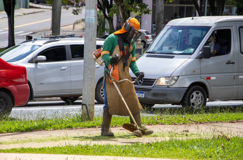 PREFEITURA REALIZA SERVIÇOS DE ROÇAGEM EM DIVERSOS LOCAIS 