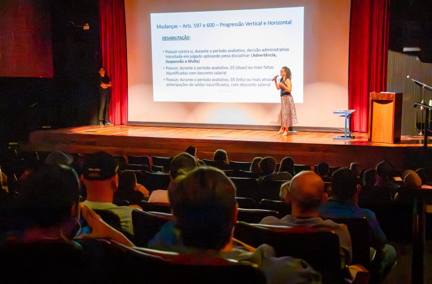 ESCOLA DE GOVERNO REÚNE SERVIDORES NO TEATRO MUNICIPAL