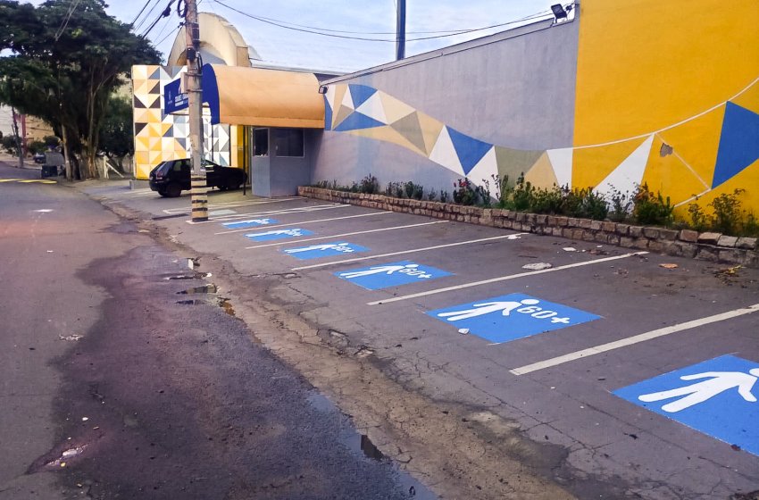 MOBILIDADE URBANA REALIZA PINTURA DE SINALIZAÇÃO DE SOLO EM FRENTE À CIDADE DA SAÚDE