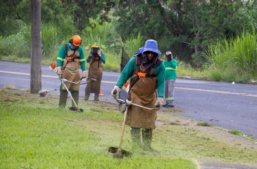 PREFEITURA REALIZA SERVIÇOS DE ROÇAGEM NESTA QUARTA