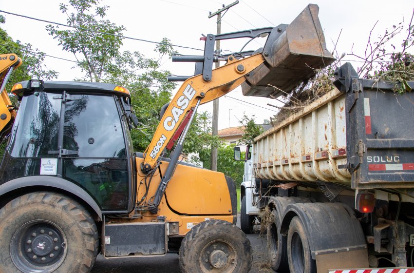 PREFEITURA REALIZA SERVIÇOS DE CATA-ENTULHO NESTA QUARTA