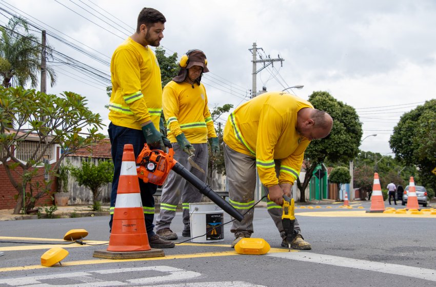 MOBILIDADE URBANA INSTALA TACHOS REFLETIVOS EM VIA DO BAIRRO NOVA JAGUARIÚNA