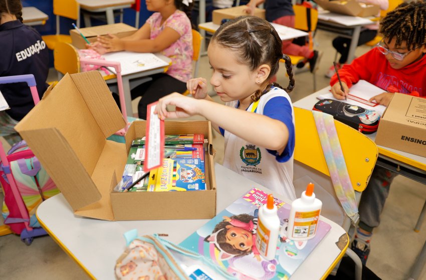PREFEITURA DE JAGUARIÚNA INICIA ENTREGA DE KITS ESCOLARES A TODOS OS ALUNOS