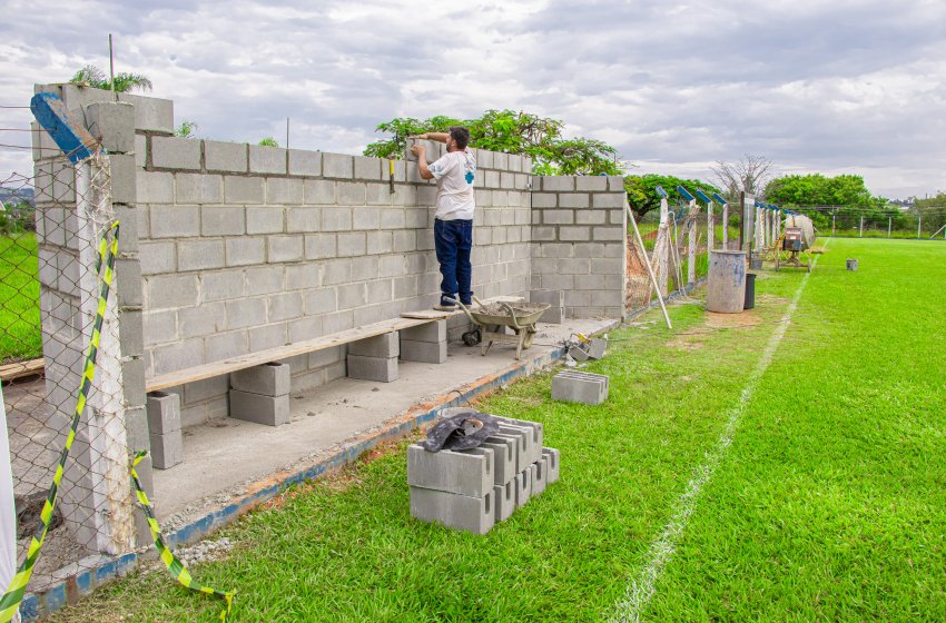 CAMPO DO BAIRRO ROSEIRA DE CIMA GANHARÁ BANCOS DE ALVENARIA PARA ATLETAS E ARBITRAGEM