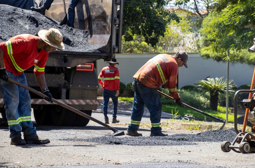 PREFEITURA REALIZA OPERAÇÃO TAPA-BURACOS EM TRÊS BAIRROS